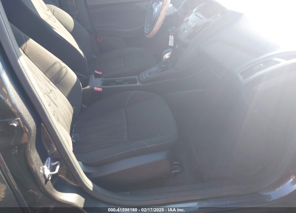 2016 FORD FOCUS VIN: 1FADP3E21GL395670