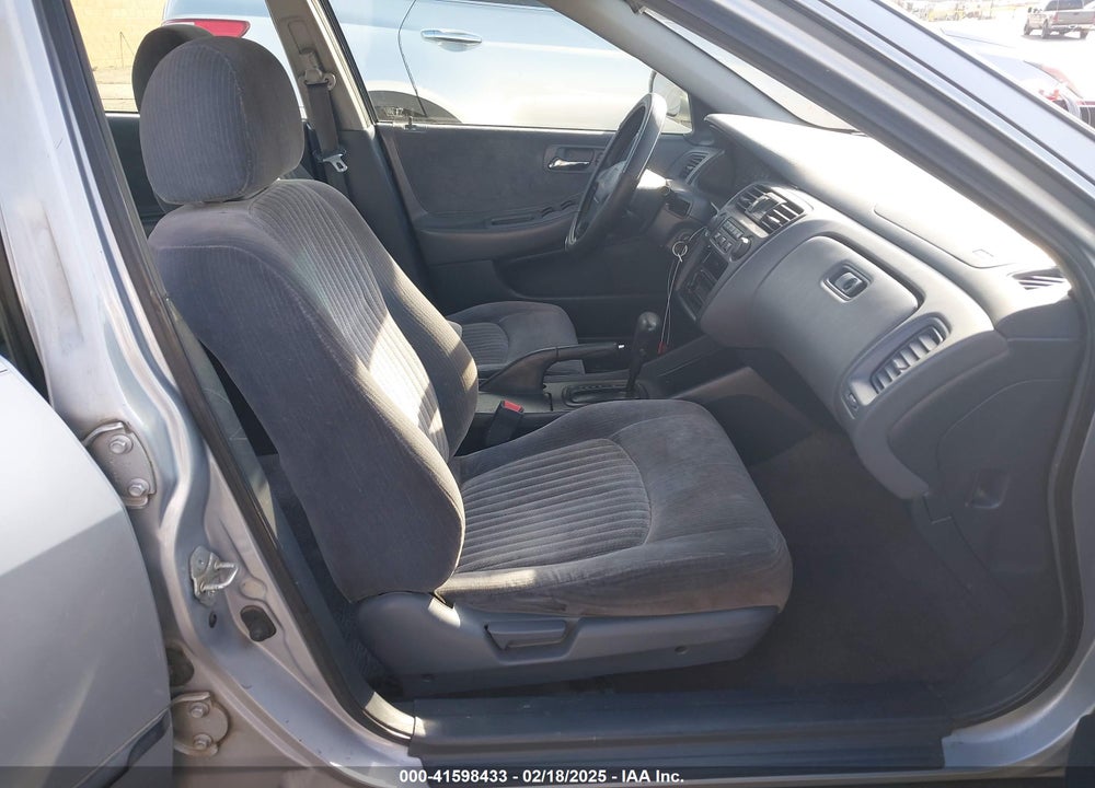 1998 HONDA ACCORD LX VIN: 1HGCG5648WA251708