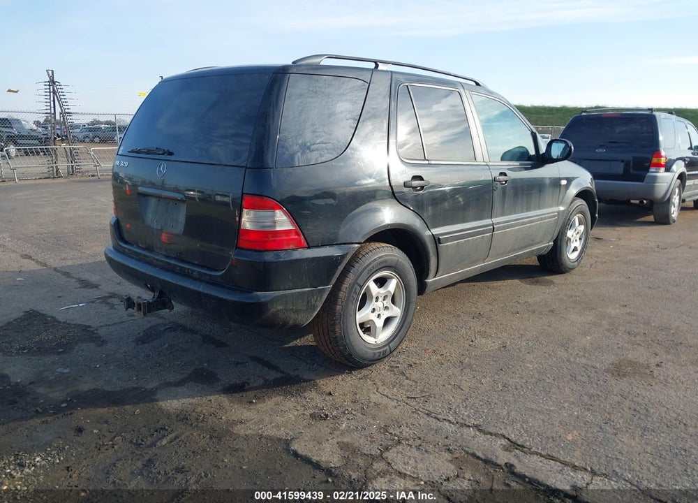 2000 MERCEDES-BENZ ML 320 VIN: 4JGAB54E9YA181893
