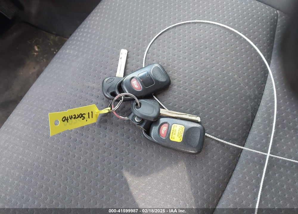 2011 KIA SORENTO LX V6 VIN: 5XYKTDA21BG160344