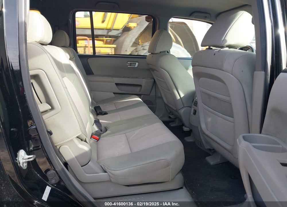 2011 HONDA PILOT EX VIN: 5FNYF4H47BB091286