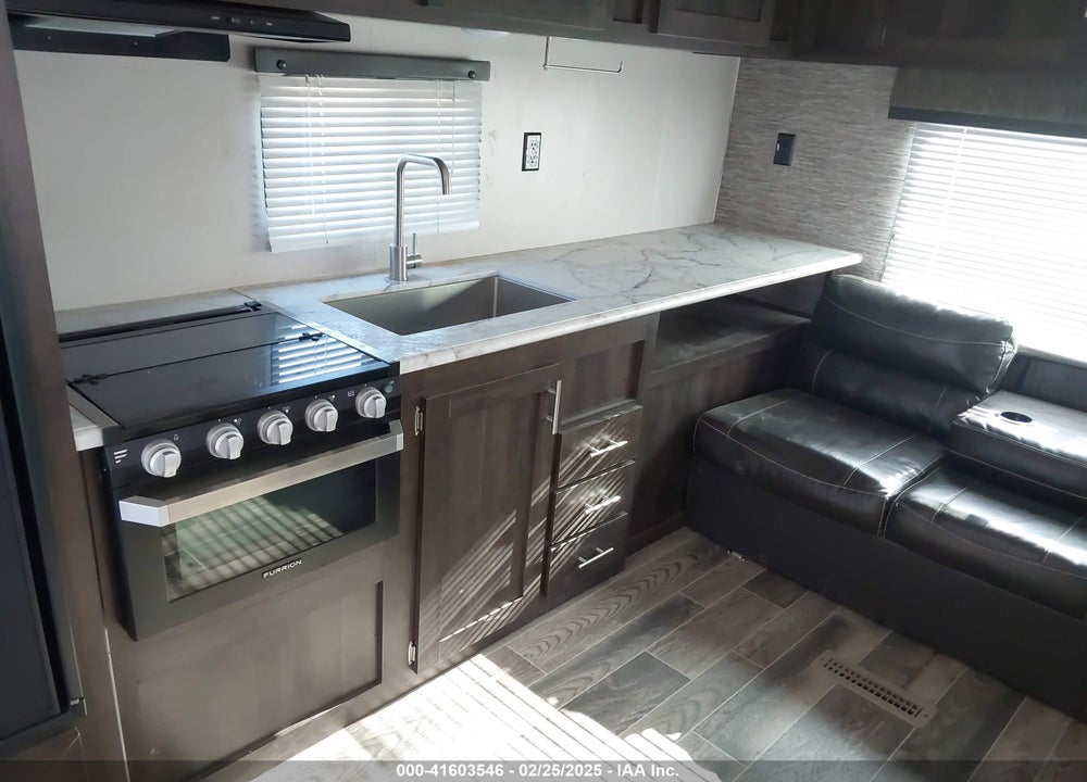 2019 KZ-RV SPORTSMEN 241RLLE VIN: 4EZTU247K5109889