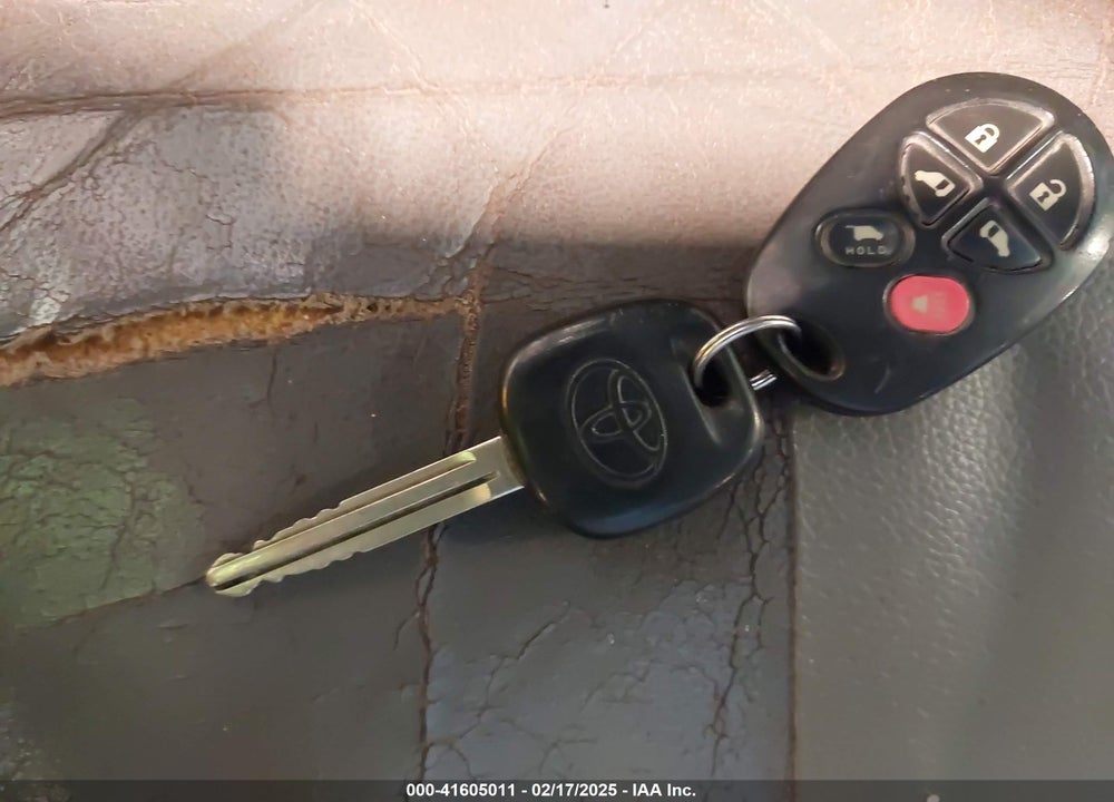 2005 TOYOTA SIENNA XLE LIMITED VIN: 5TDBA22C15S050631