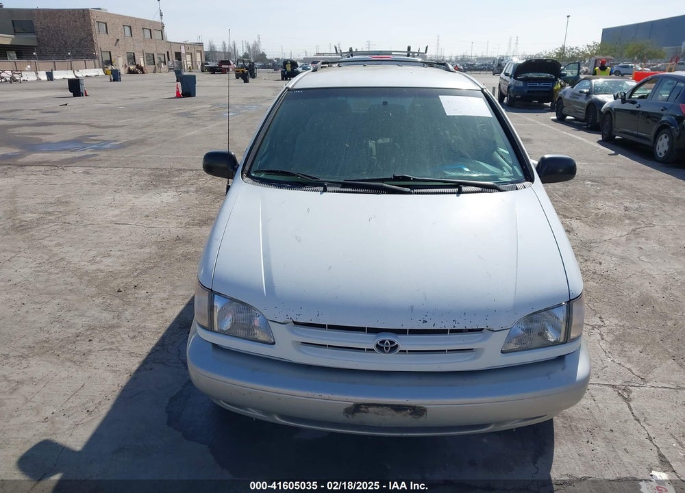 2000 TOYOTA SIENNA XLE VIN: 4T3ZF13C5YU318561