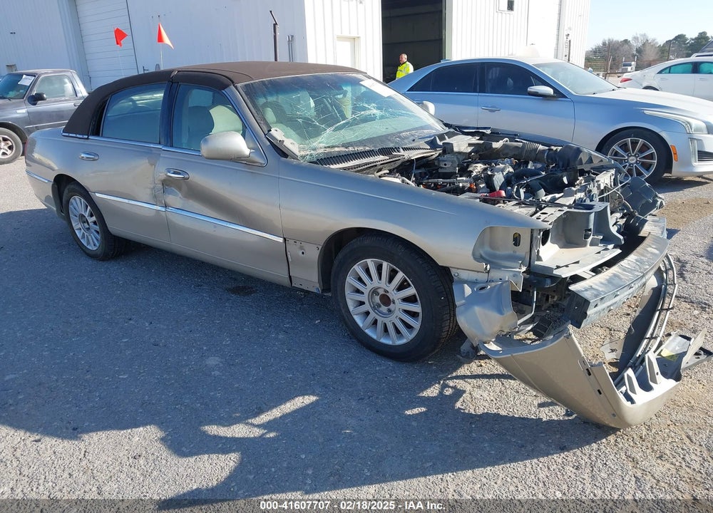 2004 LINCOLN TOWN CAR SIGNATURE VIN: 1LNHM81WX4Y662356