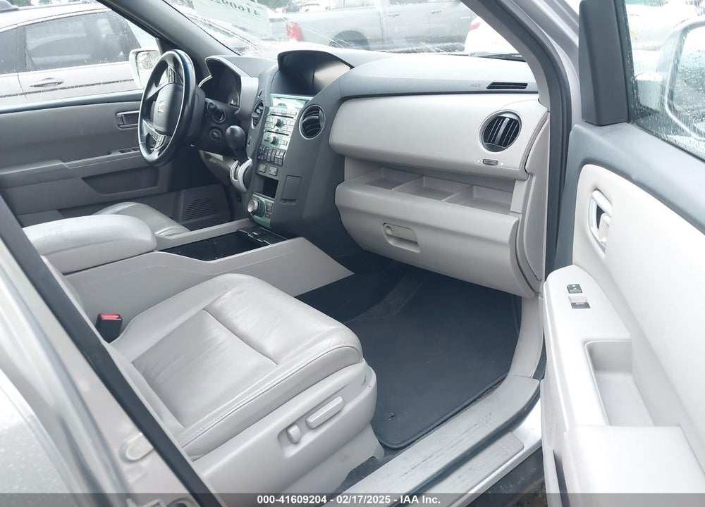 2011 HONDA PILOT TOURING VIN: 5FNYF4H9XBB052820