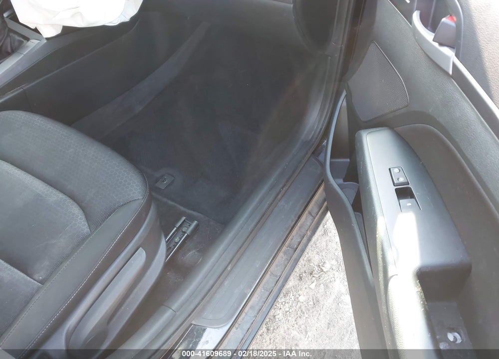 2017 HYUNDAI ELANTRA VIN: KMHD84LFXHU247060