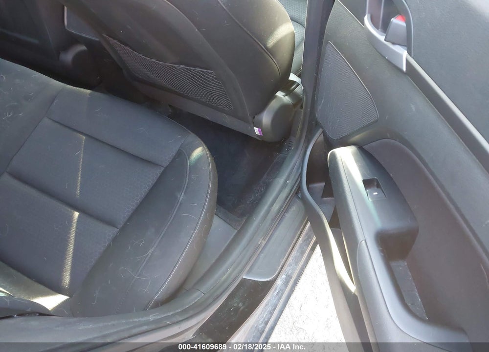 2017 HYUNDAI ELANTRA VIN: KMHD84LFXHU247060
