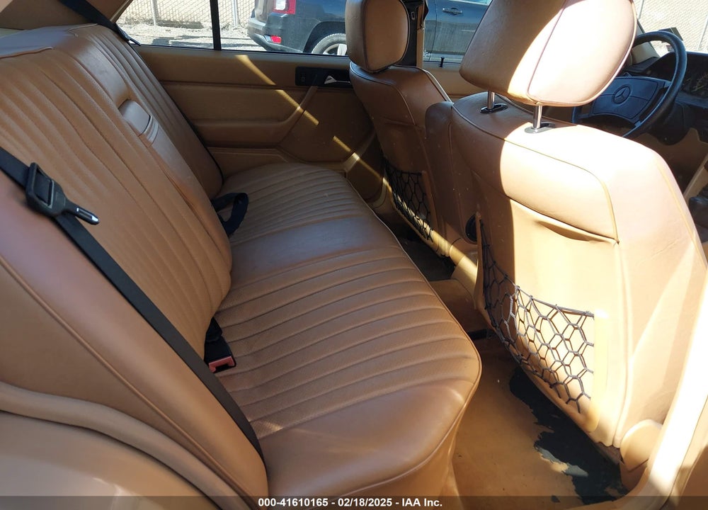 1986 MERCEDES-BENZ 300 E VIN: WDBEA30D5GA213584