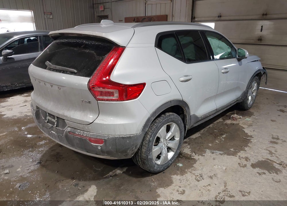 2022 VOLVO XC40 T5 MOMENTUM VIN: YV4162UK7N2759893