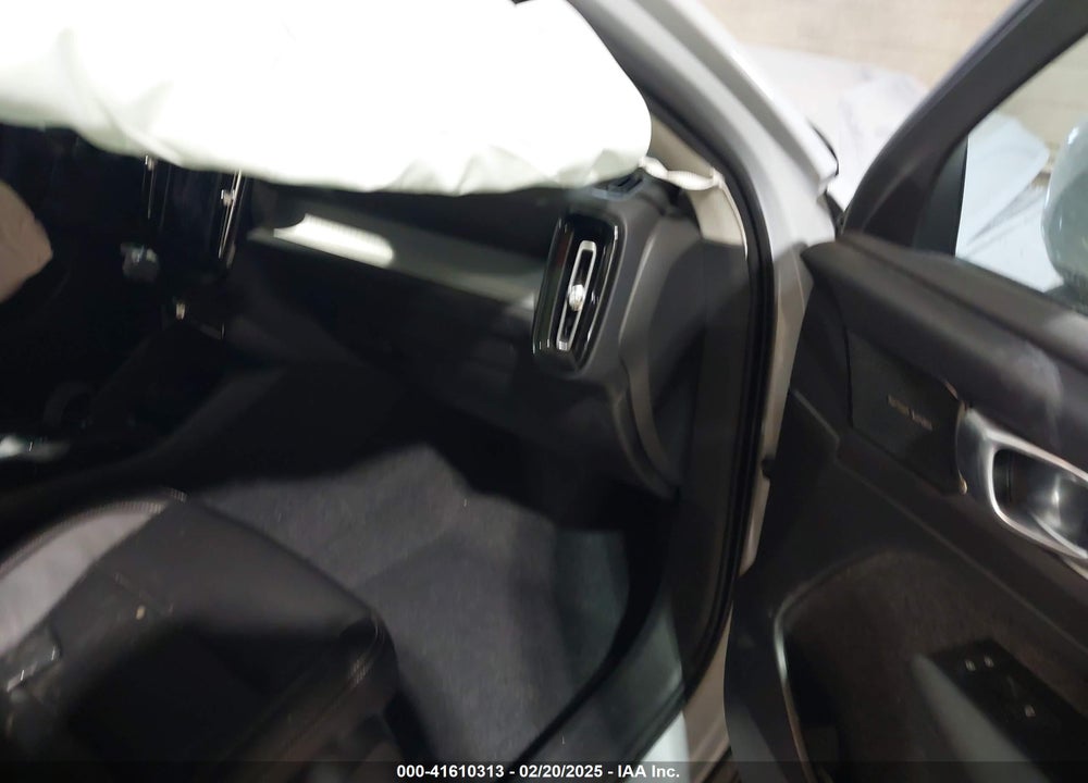 2022 VOLVO XC40 T5 MOMENTUM VIN: YV4162UK7N2759893