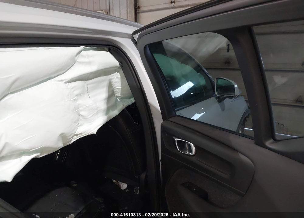 2022 VOLVO XC40 T5 MOMENTUM VIN: YV4162UK7N2759893