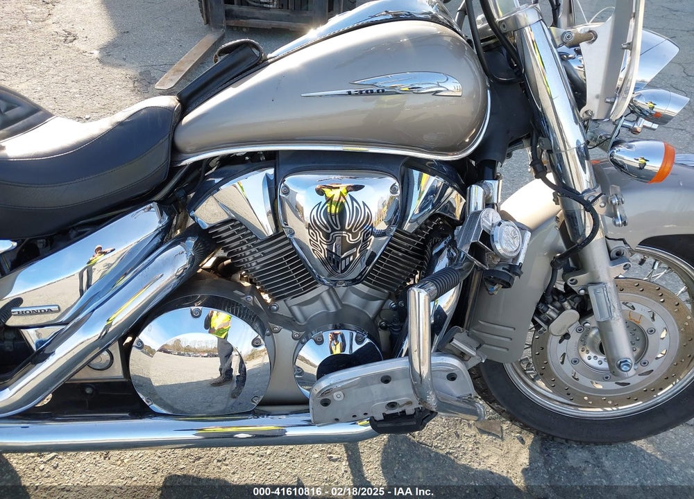 2004 HONDA VT1300 S VIN: 1HFSC52024A107292