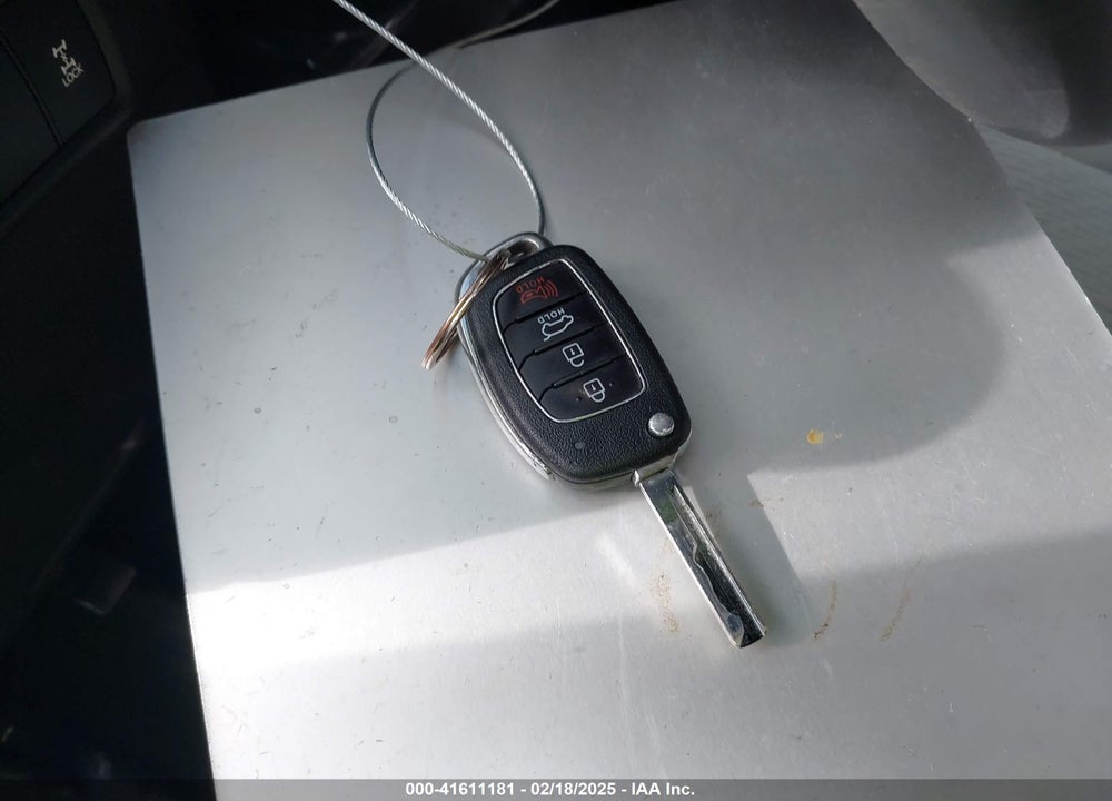 2017 HYUNDAI SANTA FE SE VIN: KM8SMDHF2HU167392
