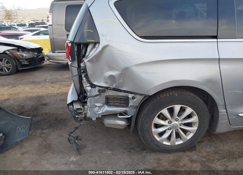2019 CHRYSLER PACIFICA TOURING L VIN: 2C4RC1BG2KR653341