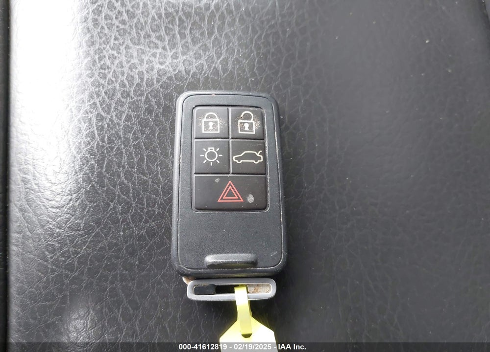 2011 VOLVO XC60 VIN: YV4940DZ4B2190040