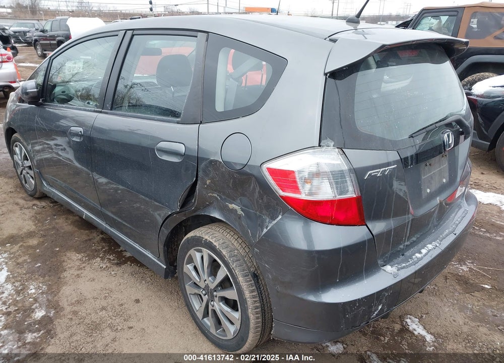 2013 HONDA FIT VIN: JHMGE8H51DC001403