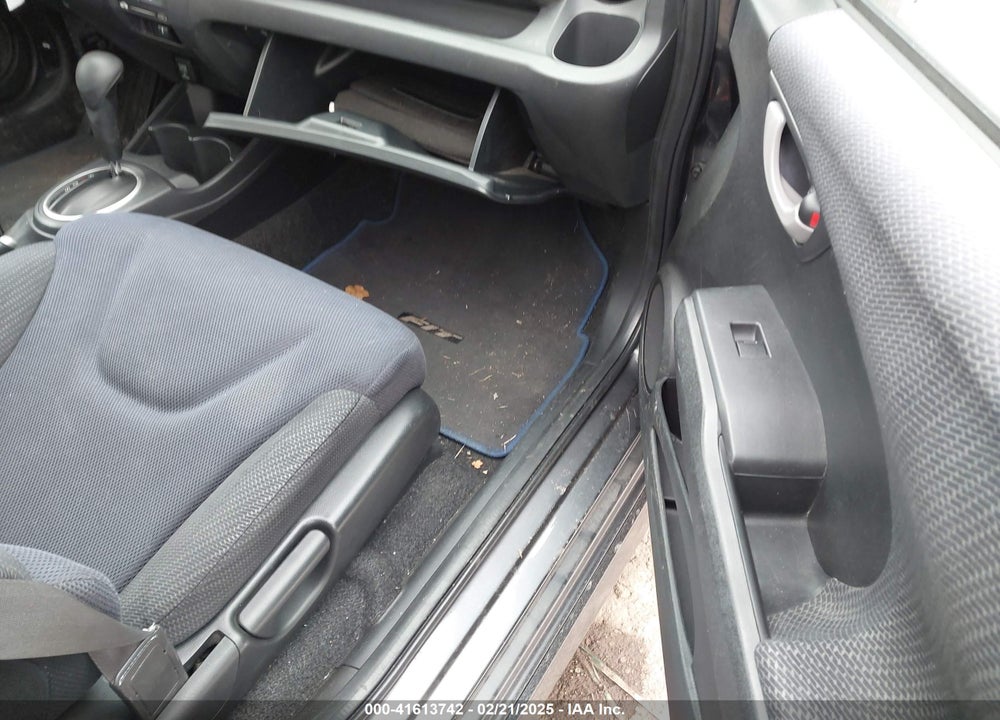 2013 HONDA FIT VIN: JHMGE8H51DC001403