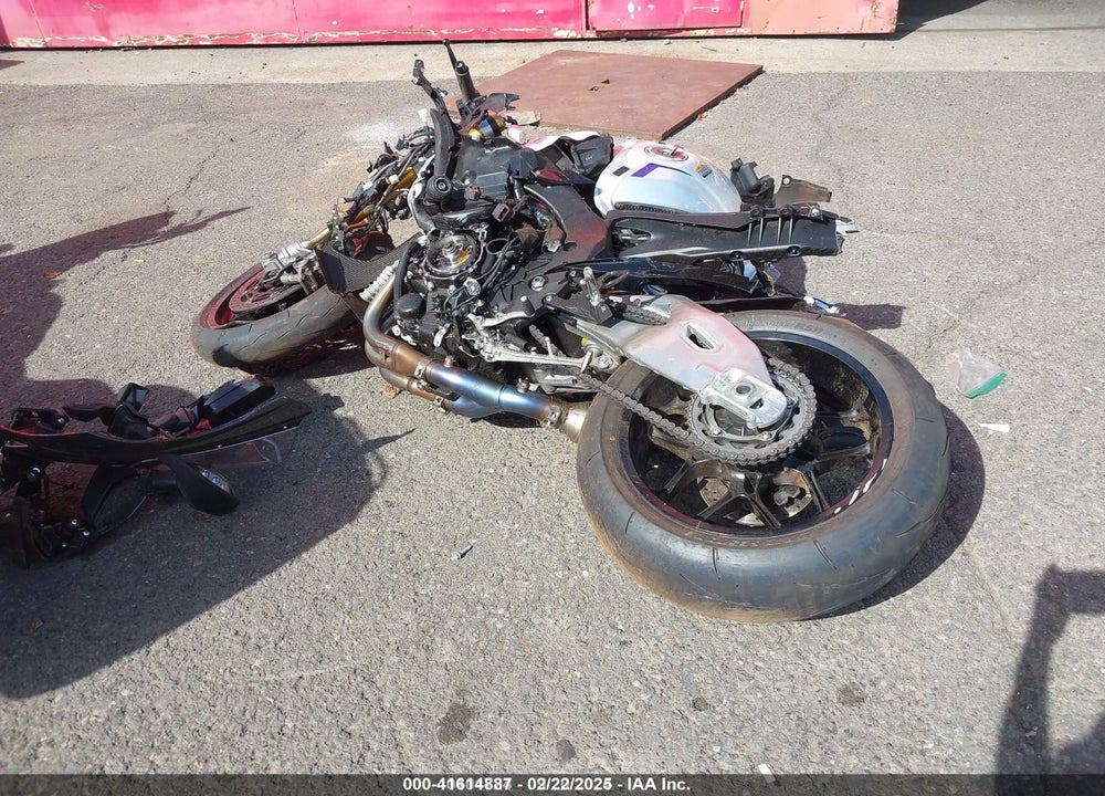 2024 YAMAHA YZFR1M VIN: JYARN67E3RA000655