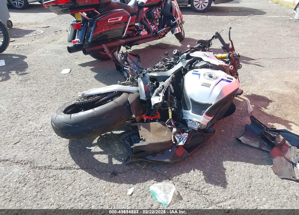 2024 YAMAHA YZFR1M VIN: JYARN67E3RA000655