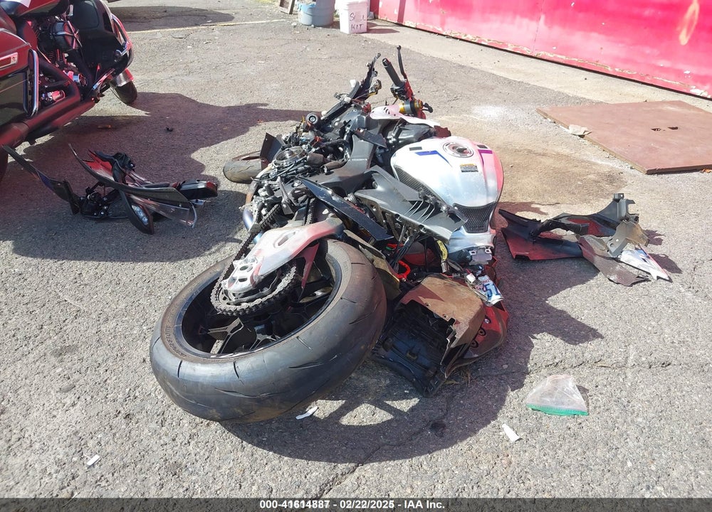 2024 YAMAHA YZFR1M VIN: JYARN67E3RA000655