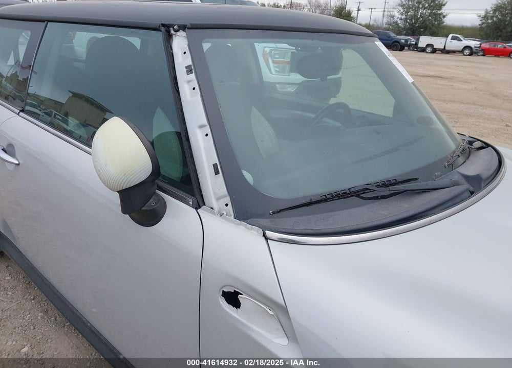 2010 MINI COOPER VIN: WMWMF3C54ATZ22597