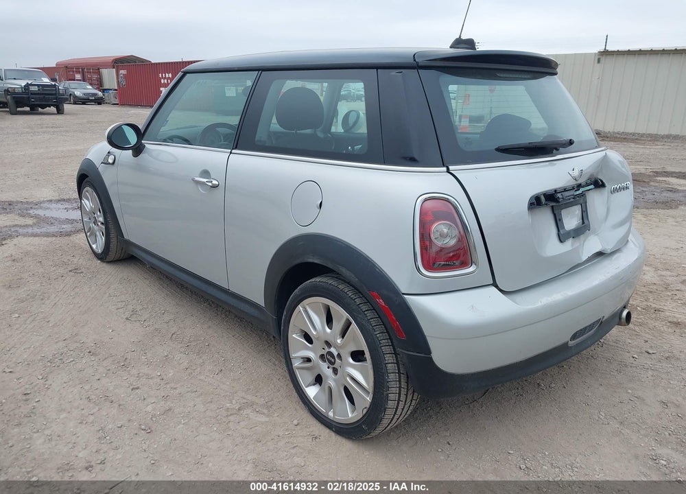 2010 MINI COOPER VIN: WMWMF3C54ATZ22597