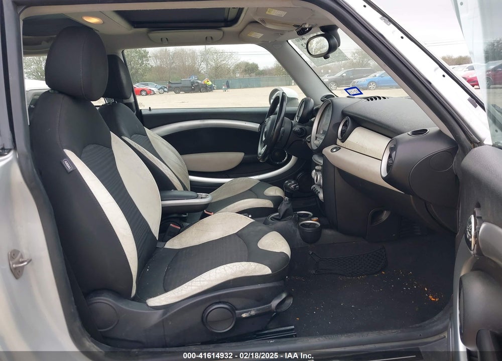 2010 MINI COOPER VIN: WMWMF3C54ATZ22597
