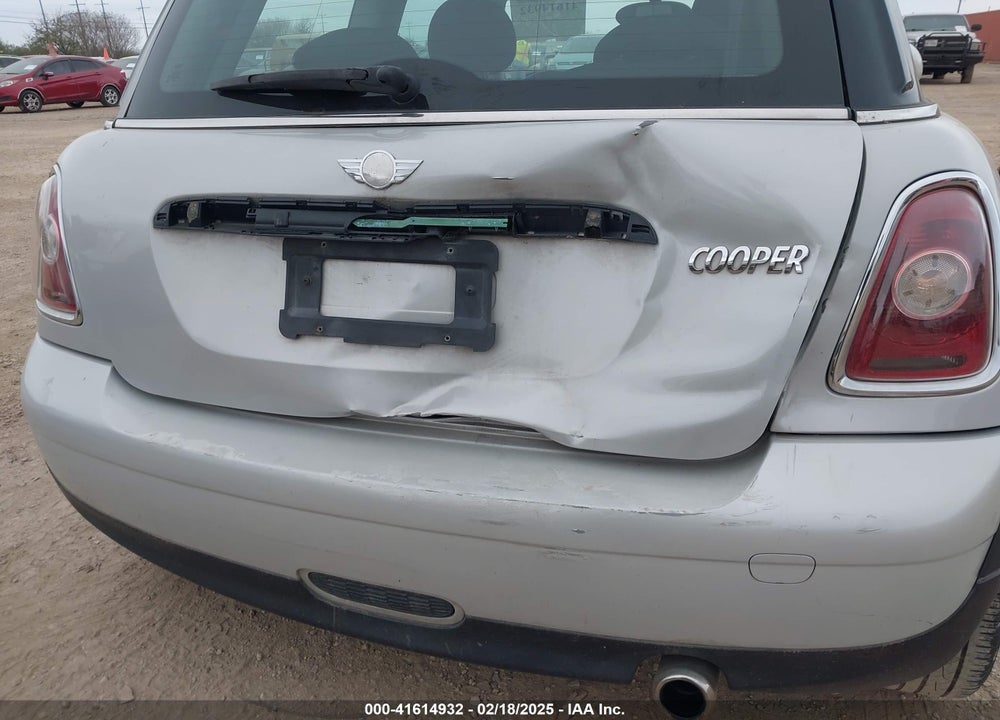 2010 MINI COOPER VIN: WMWMF3C54ATZ22597