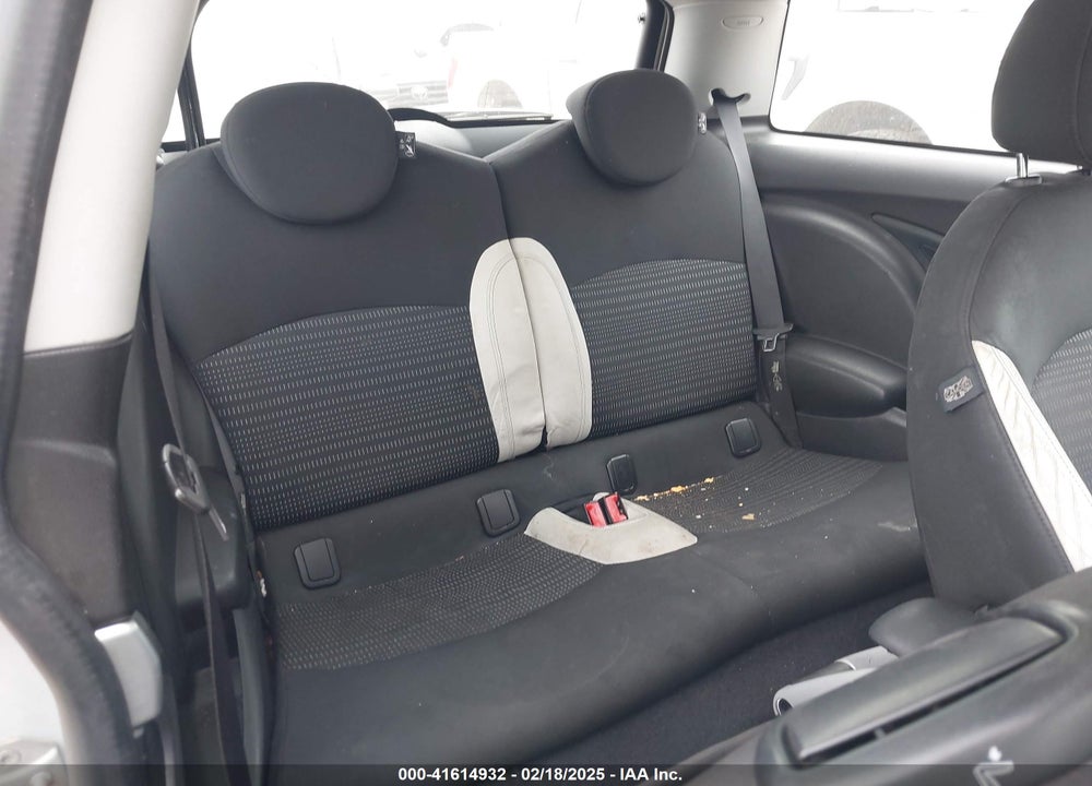 2010 MINI COOPER VIN: WMWMF3C54ATZ22597