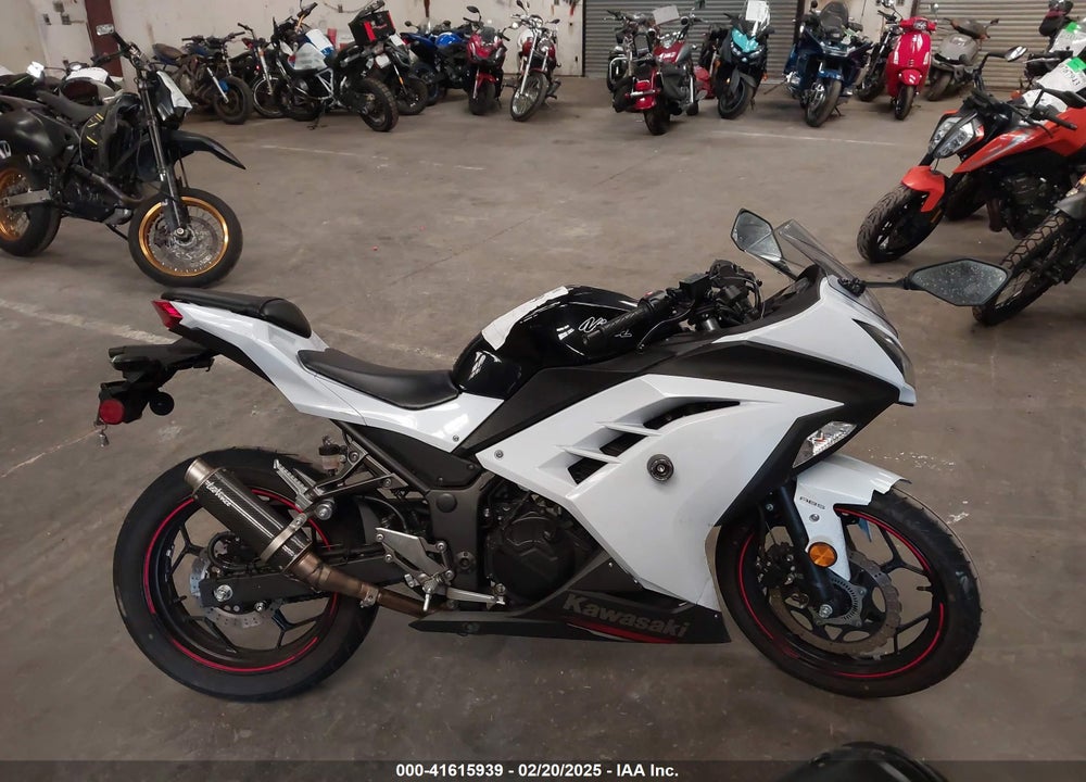 2014 KAWASAKI EX300 B VIN: JKAEX8B1XEA004767