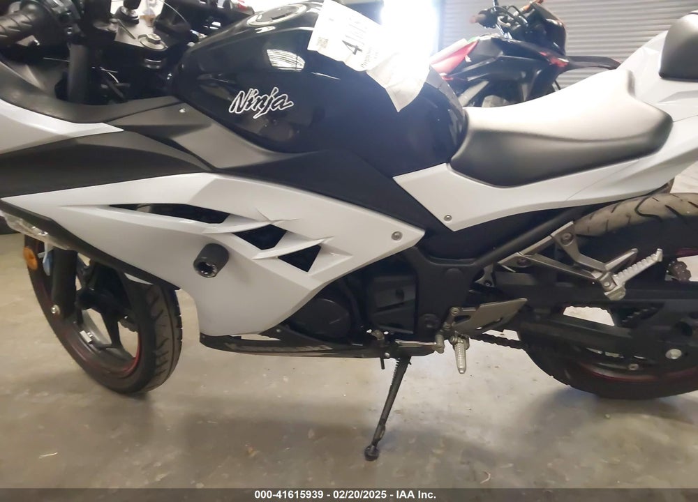 2014 KAWASAKI EX300 B VIN: JKAEX8B1XEA004767