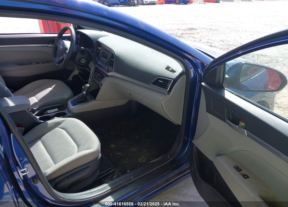 2017 HYUNDAI ELANTRA VIN: 5NPD74LF1HH186585