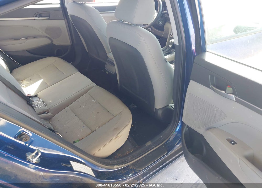 2017 HYUNDAI ELANTRA VIN: 5NPD74LF1HH186585