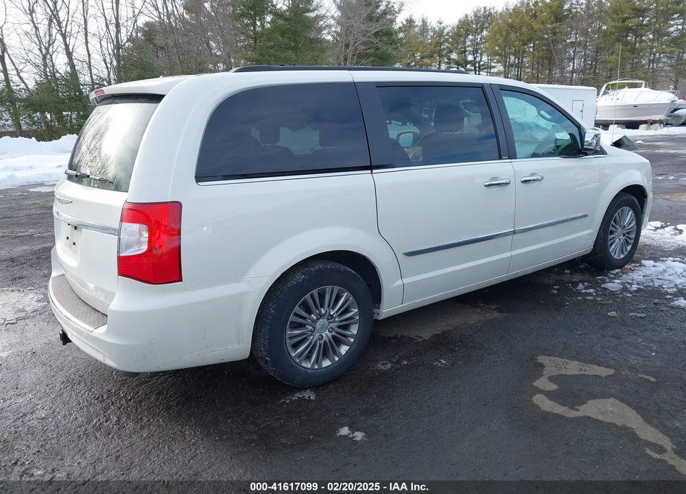 2013 CHRYSLER TOWN & COUNTRY VIN: 2C4RC1CG2DR747513