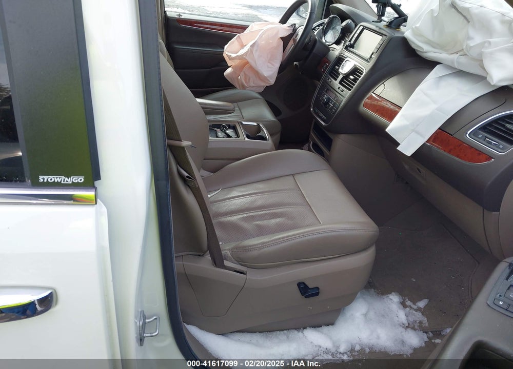 2013 CHRYSLER TOWN & COUNTRY VIN: 2C4RC1CG2DR747513