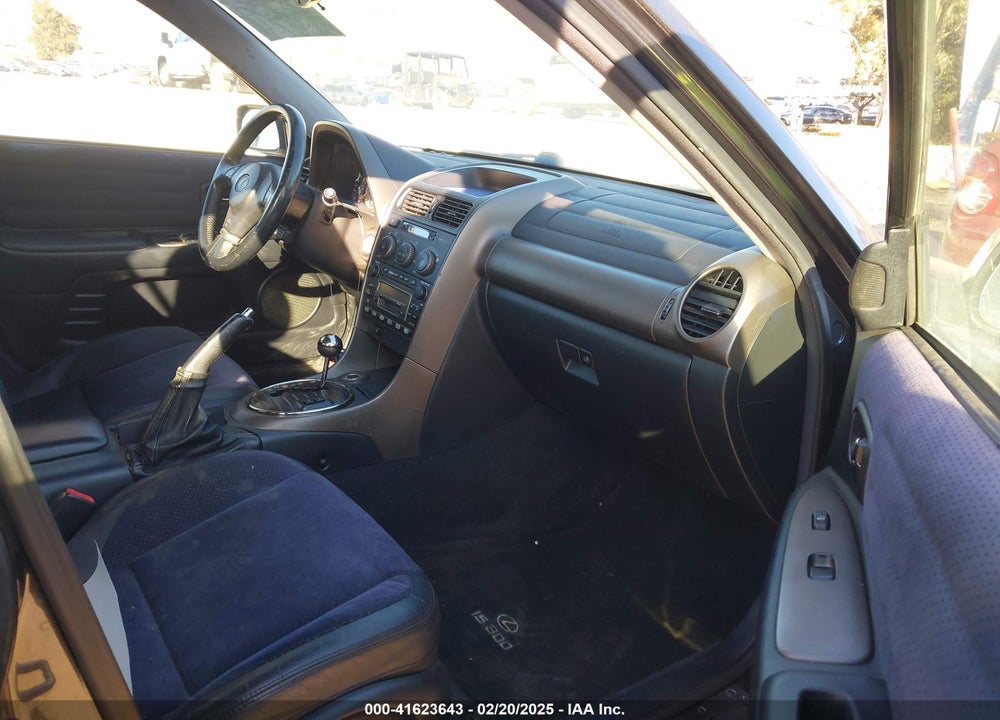 2001 LEXUS IS 300 VIN: JTHBD182210033784