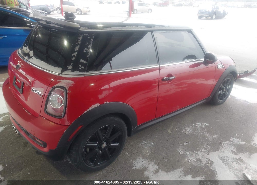 2011 MINI COOPER S VIN: WMWSV3C54BTY13827