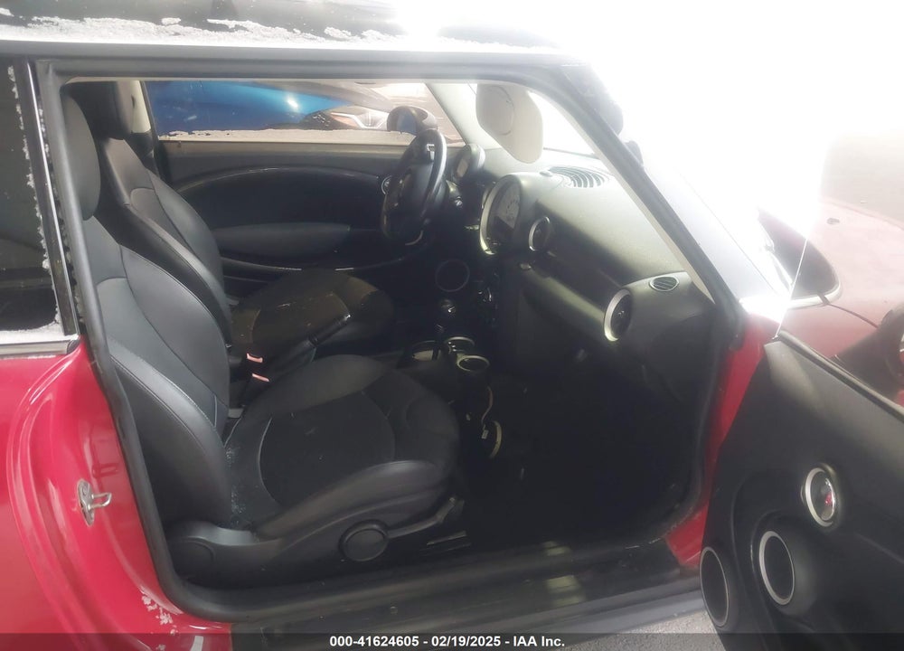 2011 MINI COOPER S VIN: WMWSV3C54BTY13827