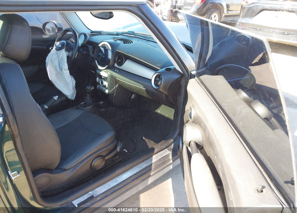 2009 MINI COOPER VIN: WMWMF33549TW71172