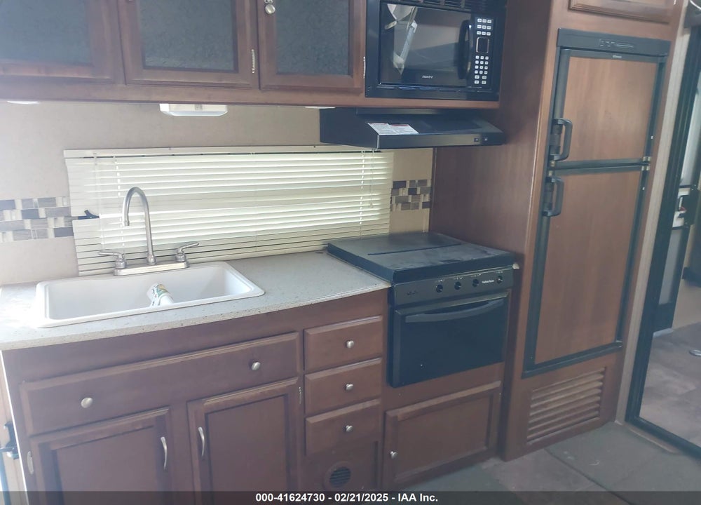 2015 COACHMAN 33 FT FREEDOM EXPRES VIN: 5ZT2FEVB4EA016671