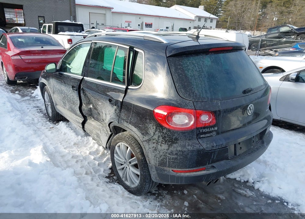 2011 VOLKSWAGEN TIGUAN VIN: WVGBV7AX7BW515555