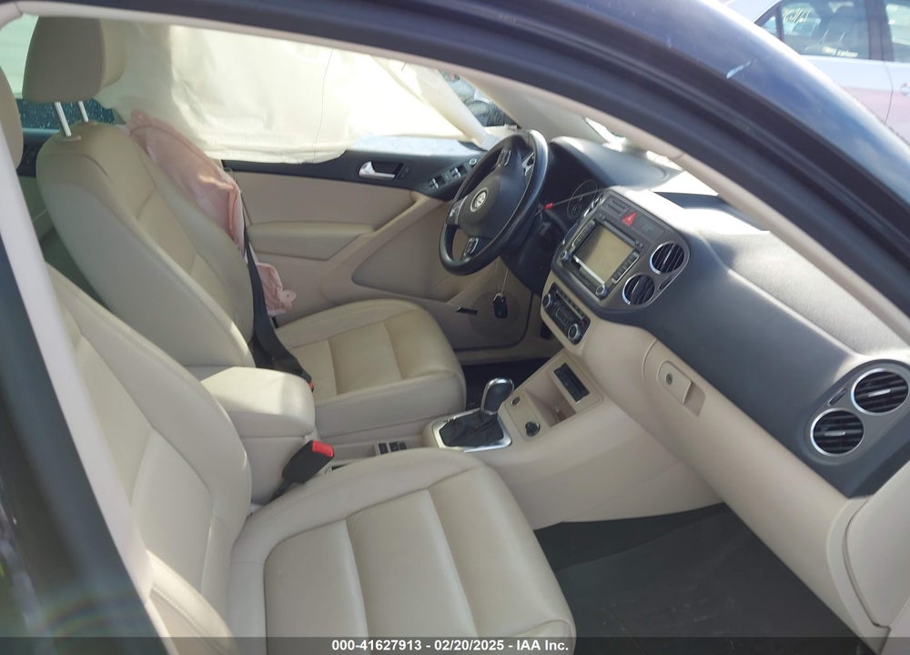 2011 VOLKSWAGEN TIGUAN VIN: WVGBV7AX7BW515555