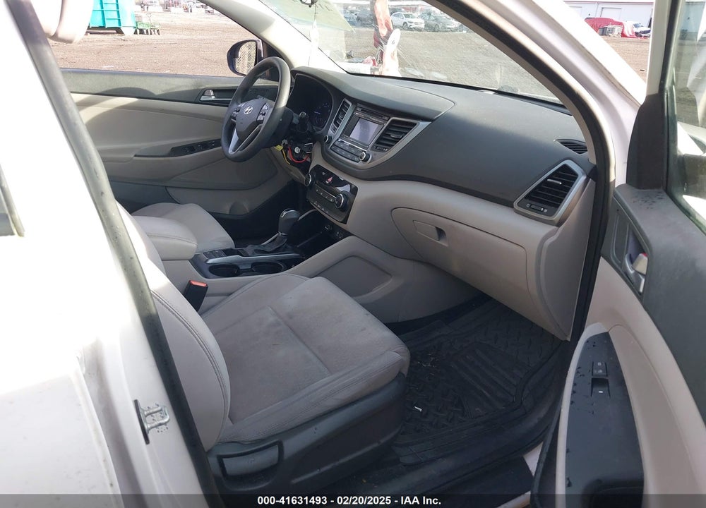 2017 HYUNDAI TUCSON SE VIN: KM8J33A45HU447776