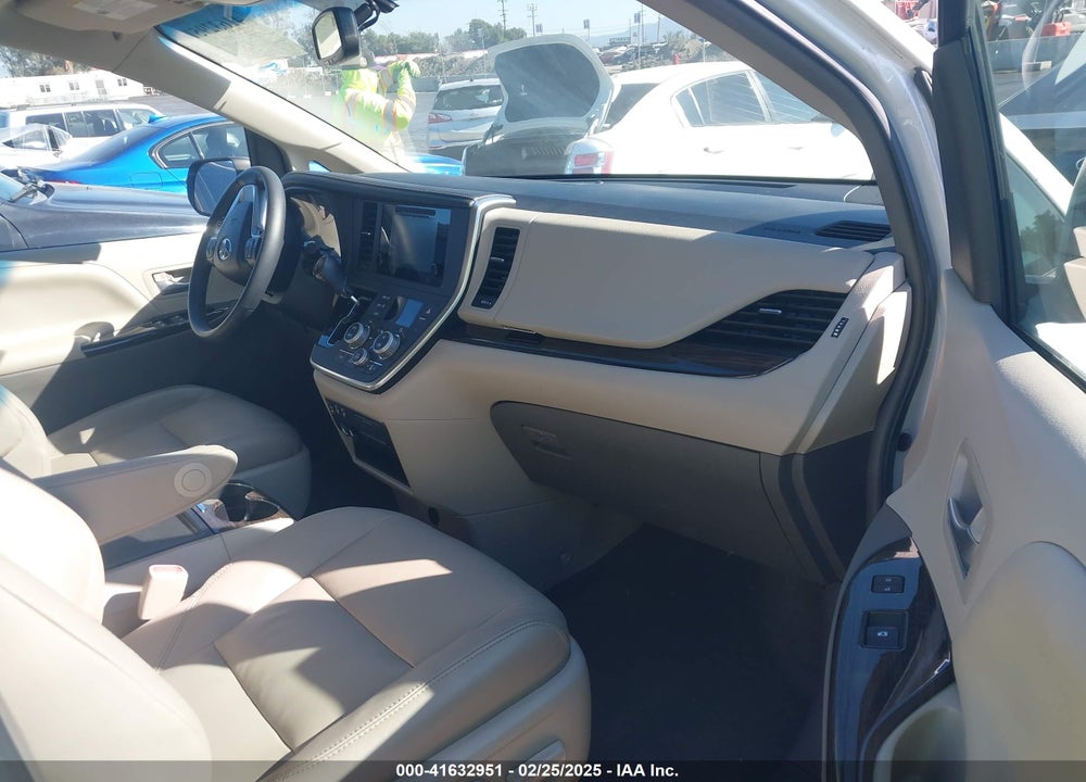 2017 TOYOTA SIENNA VIN: 5TDYZ3DC9HS808001