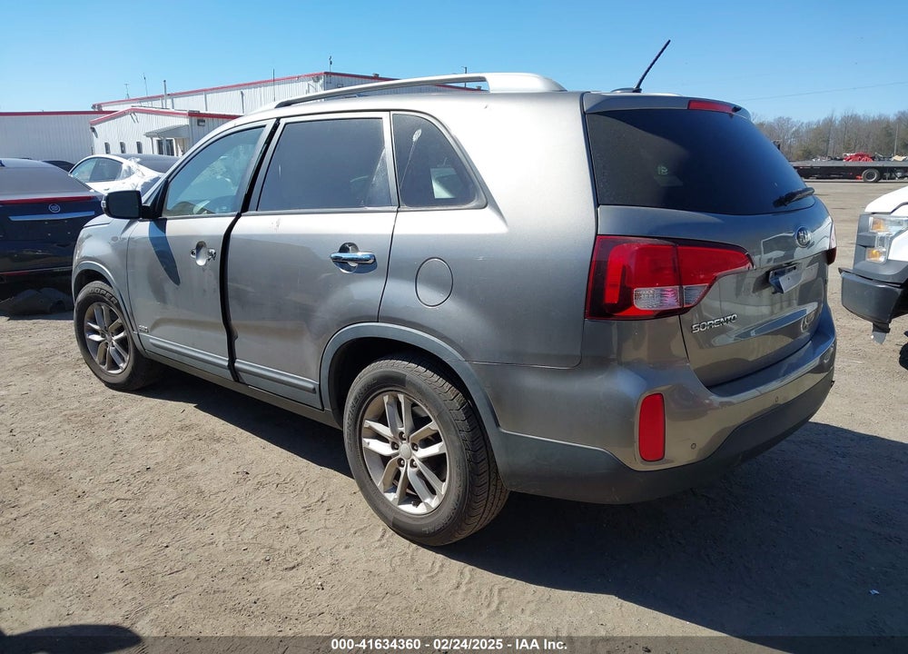 2015 KIA SORENTO LX VIN: 5XYKTCA65FG611598