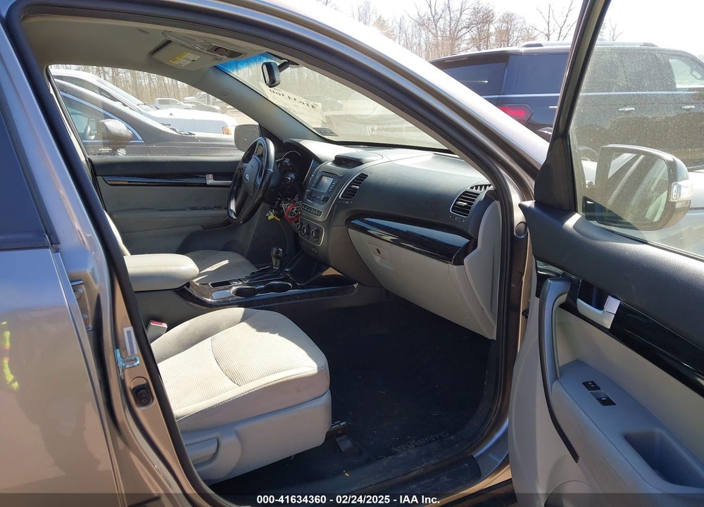 2015 KIA SORENTO LX VIN: 5XYKTCA65FG611598