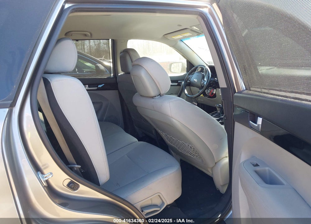 2015 KIA SORENTO LX VIN: 5XYKTCA65FG611598