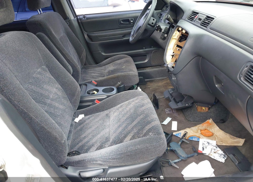 2000 HONDA CR-V LX VIN: JHLRD1840YC027995