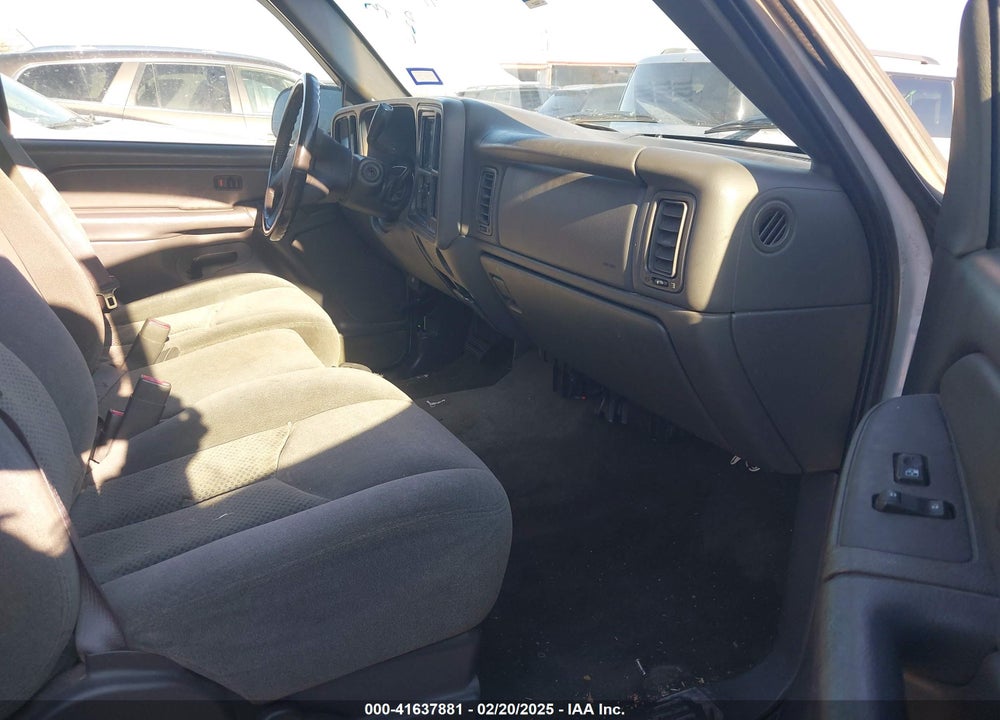 2004 CHEVROLET SILVERADO 1500 LS VIN: 2GCEC19V041401513